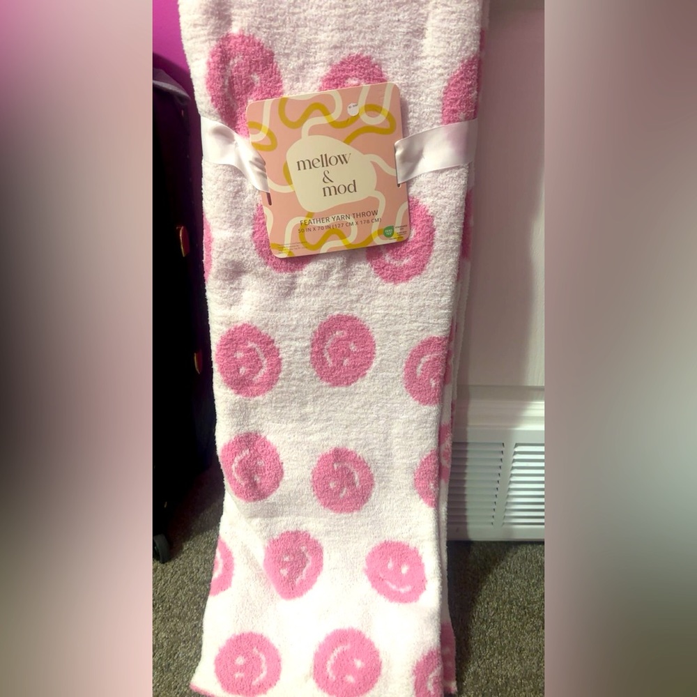 Mellow & Mod Feather Yarn Throw pink & white